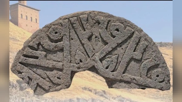 Ani Selçuklu mezarlığında “Hz. Muhammed” yazılı taş: altı kez tekrarlandı