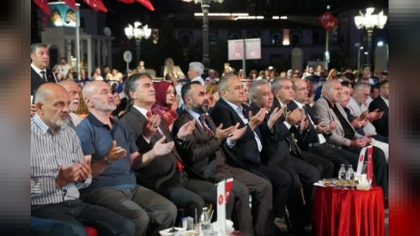 Keçiören Belediyesi’nin Mevlid Kandili programında kent meydanı dolup taştı
