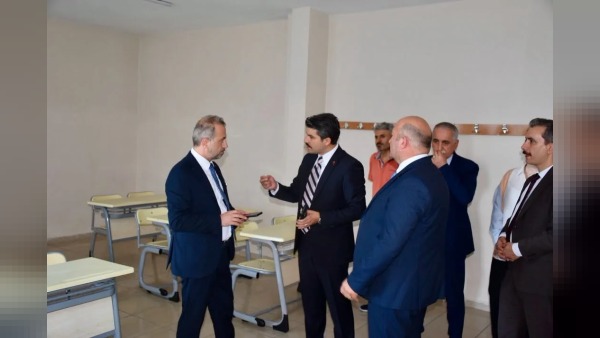 Hopa Kaymakamı Karakaya, yıkım ve güçlendirme kararı bulunan okulları inceledi