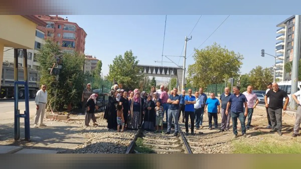 Kırıkkale’de tren yolunda yaya geçidi tepkisi: Vatandaşlar yolu trafiğe kapattı