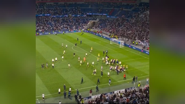 Lyon-Fenerbahçe maçında Guendouzi kaynaklı gerginlik: Sahada iki ekip karıştı
