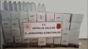 Antalya’da sahte içki şebekesine operasyon: çok sayıda ürün ele geçirildi