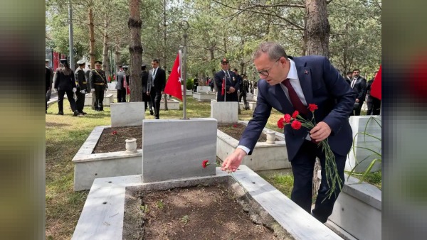 Karş’ta 30 Ağustos Zafer Bayramı şehitlik töreniyle sürdürüldü