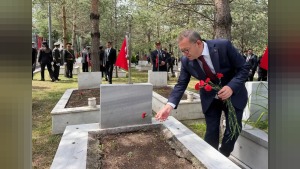 Karş’ta 30 Ağustos Zafer Bayramı şehitlik töreniyle sürdürüldü