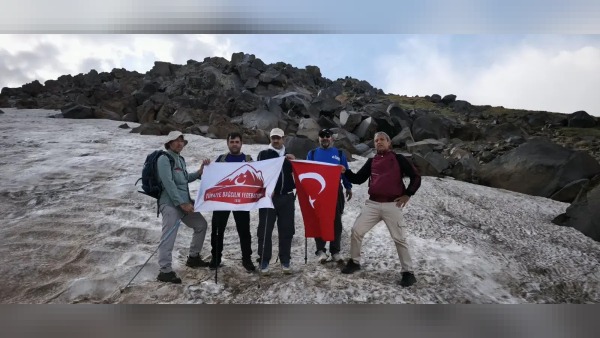 Süphan Dağı’nda “30 Ağustos Zafer Bayramı” tırmanışı: Ağrılı dağcılar zirveye çıktı