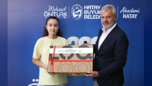 Hatay Büyükşehir Belediyesi, YKS ve LGS birincilerini ödüllendirdi
