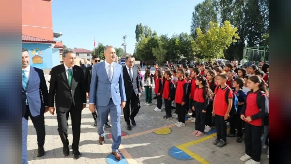 Ağrı'da 2024-2025 Eğitim Öğretim Yılı Başladı: İlk Ders Zilini Vali Mustafa Koç Çaldı