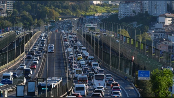 Okulların açılmasıyla İstanbul trafiğinde ilk mesai yoğunluğu