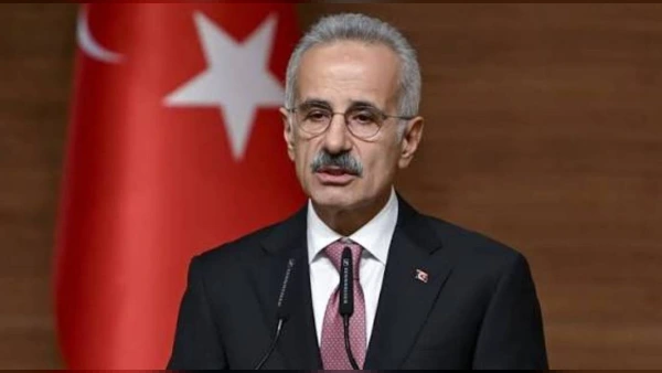 Bakan Uraloğlu "Uçuş Rehberim" Uygulamasını Duyurdu: Havalimanlarında Ücretsiz İnternet ve Anlık Takip Devri
