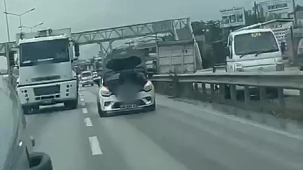 Bursa'da Akılalmaz Görüntü: Seyir Halindeki Otomobilin Kaputunu Açıp Tamirat Yaptı