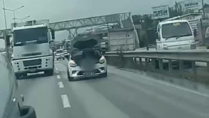 Bursa'da Akılalmaz Görüntü: Seyir Halindeki Otomobilin Kaputunu Açıp Tamirat Yaptı