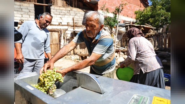 Antalya Büyükşehir Belediyesi'nden Elmalı'da Üreticilere Üzüm Sıkma Makinesi Desteği