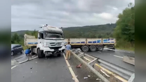Düzce Akçakoca'da TIR Kazası: Şifalı Su Mevkiinde Trafik Felç Oldu