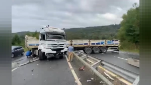 Düzce Akçakoca'da TIR Kazası: Şifalı Su Mevkiinde Trafik Felç Oldu