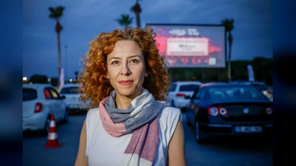 İzmir'de Araba Sineması Heyecanı Başladı: İnciraltı'nda Nostaljik Gece