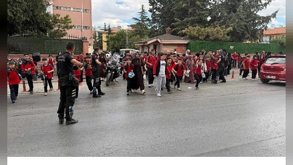 Konya'da Okul Önlerinde Motorize Zabıtadan Güvenli Geçiş Uygulaması