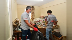 Manisa'da Çöp Ev Kabusu Son Buldu: 10 Yıllık Atıklar Tahliye Edildi
