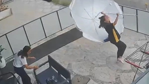 Aksaray'da fırtınaya karşı şemsiye mücadelesi kamerada: Havada savruldu