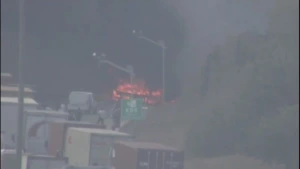 Esenyurt TEM Otoyolu'nda TIR Yangını: Edirne İstikameti Trafiğe Kapandı