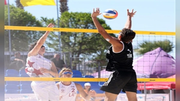 İzmir Foça'da Avrupa Plaj Voleybolu Heyecanı Başladı: 35 Ülkeden 70 Takım Yarışıyor