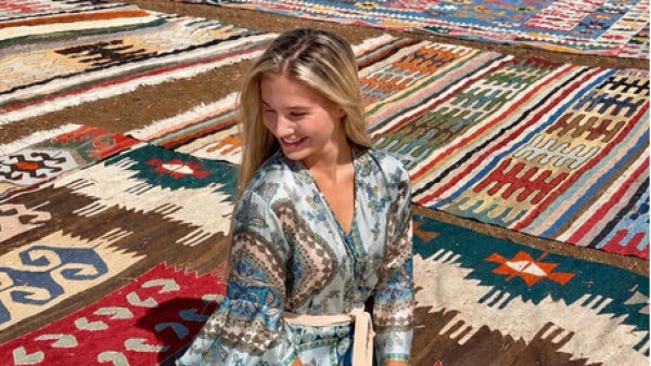 Miss Aura Güzellik Yarışması Birincisi Isabella Rossini'den Antalya'da Halı Tarlası Çekimi