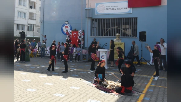 Mudanya’da İlköğretim Haftası Coşkusu: 4’üncü Sınıflardan 1’inci Sınıflara Çiçekli Karşılama