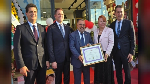 12 Eylül Mağduru Haydar Koçak 48 Yıl Sonra Eczacısı Oldu: İzmir'de Dünyam Eczanesi Açıldı
