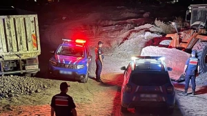 Antalya'nın Manavgat ilçesinde kaçak kum hırsızlığına suçüstü: 3 gözaltı