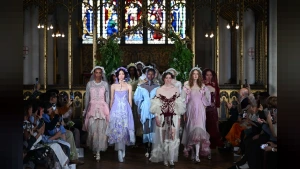 Gaziantep'in Asırlık Antep İşi Nakışı Londra Moda Haftası'nda Dünyaya Açıldı
