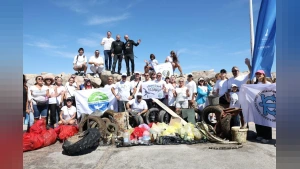 Çeşme'de Kıyı ve Deniz Tabanı Temizlendi: Yaklaşık 1,5 Ton Atık Çıkarıldı