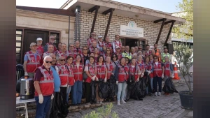 Denizli'de Kuşaklararası Dayanışma: Yaşlılar ve Gençler Yenişehir'de Temizlik İçin Buluştu