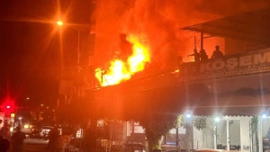 İzmir'de Ekmek Fırınında Yangın Korkuttu: Çatı Katı Zarar Gördü