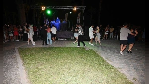 Kemer'de Yaz Akşamları Konserleri: Latin Dans Grubu ve DJ Performansı ile Coşku Dolu Gece