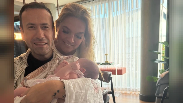 Demet Akalın ve Özgür Aras'tan Berkay ile Özlem Ada Şahin'e bebek ziyareti