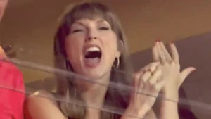 Taylor Swift Tribünleri Salladı: Eşi Travis Kelce'ye Yüzüğünü Göstererek Tezahürat Yaptı