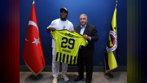 Fenerbahçe'nin Eski Yıldızı Emmanuel Emenike'den Sarı-Lacivertli Kulübe Ziyaret