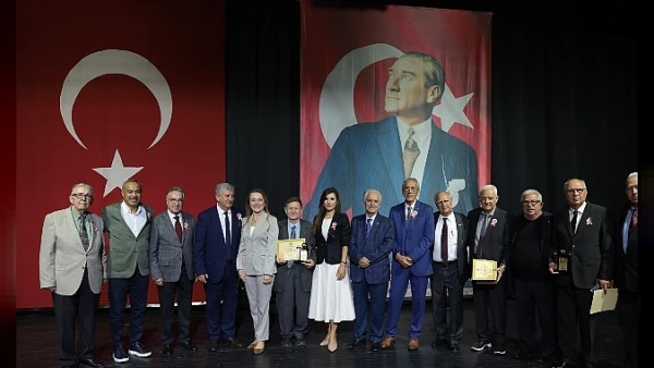 İzmir'de Vefa Dolu Gece: 27. İnsanlar Yaşarken de Anılmalıdır Ödül Töreni Düzenlendi