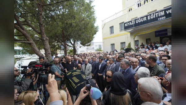İzmir'in İki Dönemlik Efsane Başkanı Burhan Özfatura 83 Yaşında Veda Etti