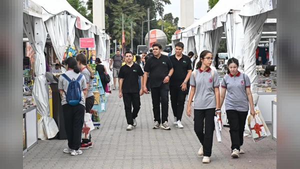 İzmir Kitap Fuarı Kültürpark’ta Kapılarını Açtı: Binlerce Kitapsever Akın Etti