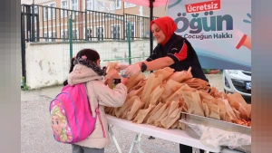İzmit'te Öğrencilere Sürpriz Menü: Beslenme Saati Projesi ile Okullara Pizza ve Ayran Dağıtıldı