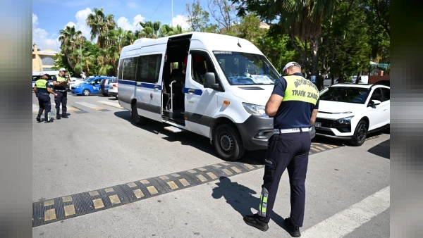 Mersin'de Okul Servislerine Sıkı Denetim: Ekipler Barbaros Ortaokulu Önünde Kontrol Yaptı