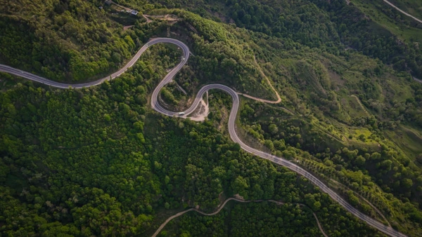 Domaniç Dağları'nda Bahar Coşkusu: 1500 Rakımlı Yollar Havadan Görüntülendi