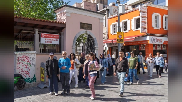 İzmir'de Emeklilere Müjde: Ücretsiz Şehir Turları Eylül ve Ekim Aylarında Devam Ediyor