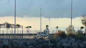 Marmara Denizi'nde Korkutan Manzara: Yalova Açıklarında Oluşan Hortum İstanbul'dan Görüldü