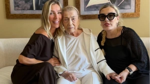 Seda Sayan’dan Aile Pozu: Annesi ve Ablasıyla Paylaşımı Büyük İlgi Gördü