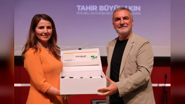 Yazar Tarık Tufan Kocaeli'de Okurlarıyla Buluştu: Gece Açan Çiçekler Tahlil Edildi