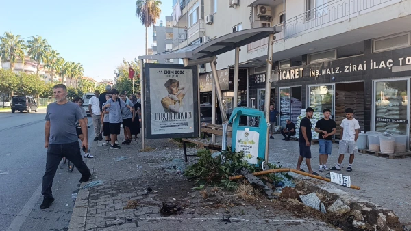 Antalya'da Otobüs Durağına Giren Otomobil Dehşet Saçtı: 3 Yaralı