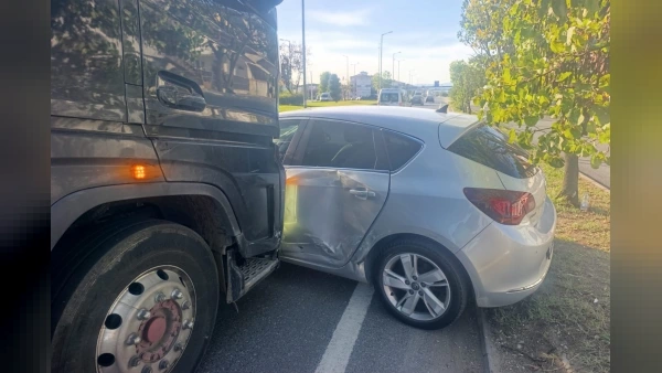 Düzce'de Tır ile Otomobil Çarpıştı: D-100'de Trafik Normale Döndü