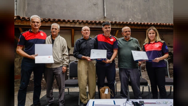 İzmir'de İtfaiyenin Duayenleri ve Gençleri 'Bir Ömür İtfaiye' Söyleşisinde Buluştu