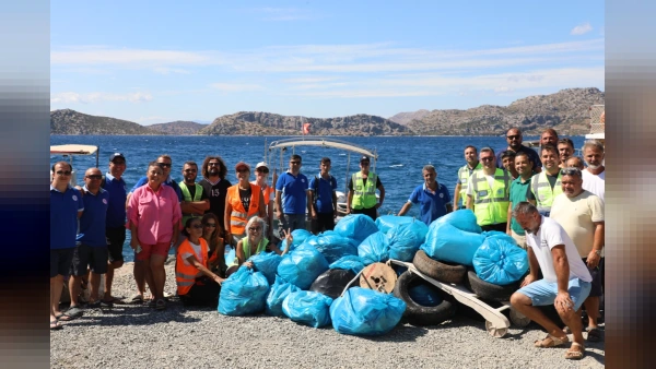 Marmaris Söğüt'te Kıyı Temizliği: Karayolu Olmayan Koylardan 1 Ton Plastik Atık Çıkarıldı